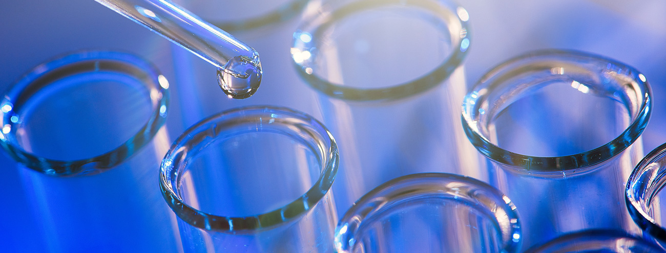 varias pipetas y tubos de ensayo sobre fondo azul