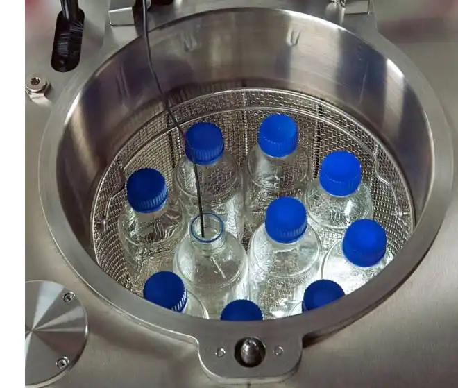 A reference sensor in a reference container regularly measures the sterilisation temperature to ensure optimal sterilisation of liquids. A reference sensor in a reference container regularly measures the sterilisation temperature to ensure optimal sterilisation of liquids.